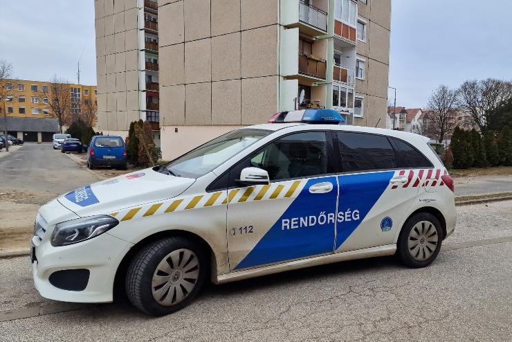 Tízemeletesről akart leugrani egy férfi Sárváron - rendőrök beszélték le a tervéről